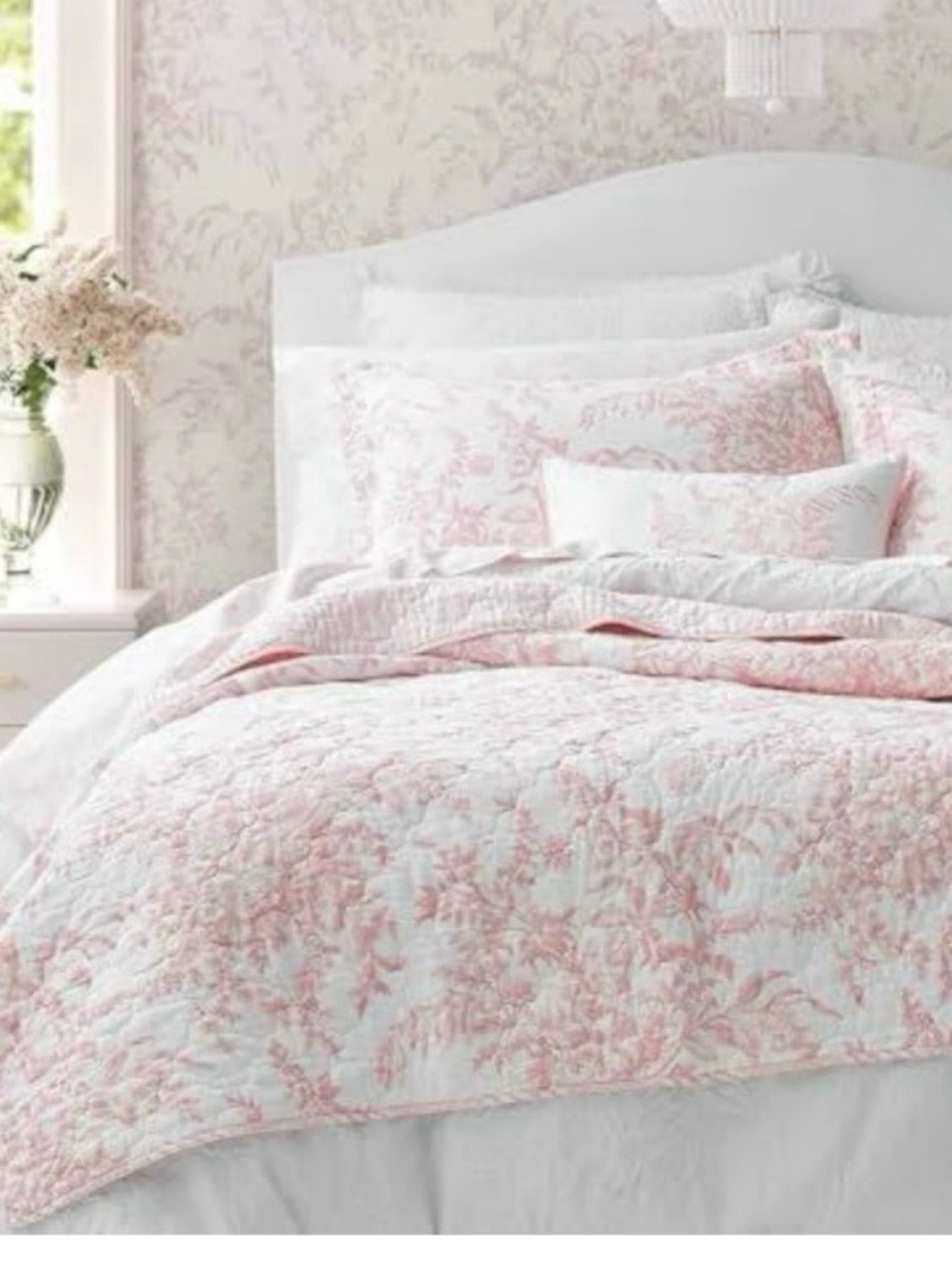 Classic Floral Quilt Set in Soft Pink and White - Home Bedding